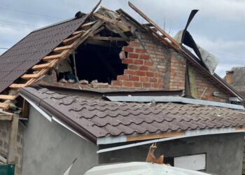 Внаслідок обстрілів Нікопольщини пошкоджена багатоповерхівка та два приватних будинки