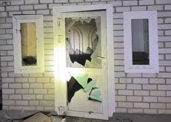 У Нікополі через ворожі обстріли сталася пожежа та є багато руйнувань