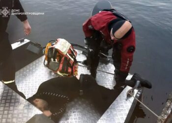 На набережній Дніпра з води врятували чоловіка