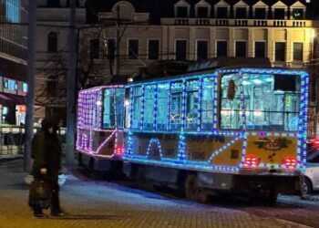 Сьогодні Дніпром поїхали новорічні трамваї та тролейбуси