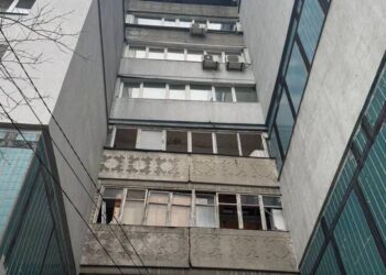 У Дніпрі пошкоджені будинки та адмінбудівля внаслідок ракетної атаки