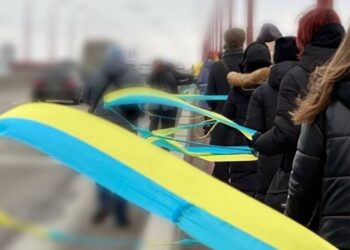 Дніпряни об’єднали до Дня Соборності два береги міста
