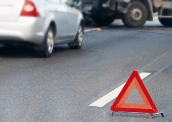 Медики швидкої розповіли, як рятували родину з дитиною після ДТП