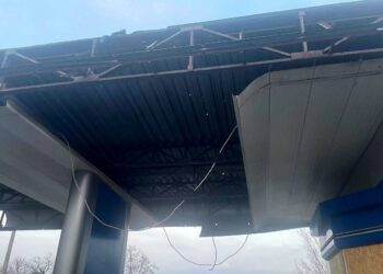 Внаслідок обстрілів Нікопольщини пошкоджені 2 приватні оселі, АЗС, лінія електропередачі та газогін