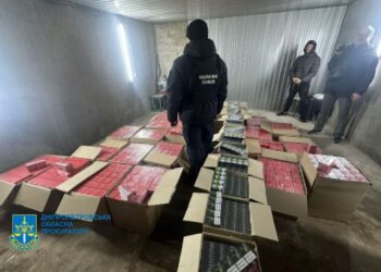 У Дніпрі поліцейські вилучили понад 30 тисяч контрафактних пачок цигарок відомих брендів
