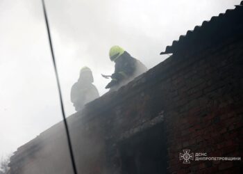 У Дніпрі палав будинок на Виконкомівській: постраждав чоловік