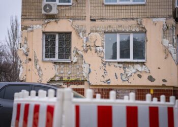 Незавершена реконструкція будинку, в який поцілила російська ракета на Перемозі: чому мешканці не можуть повернутися додому