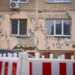 Незавершена реконструкція будинку, в який поцілила російська ракета на Перемозі: чому мешканці не можуть повернутися додому
