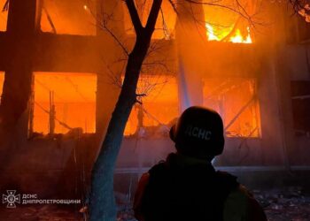 Рятувальники показали, як приборкували масштабну пожежу після прильоту КАБів по школі на Синельниківщині