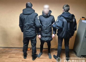 У Кривому Розі розшукали чоловіка, який зірвав та викинув державний прапор