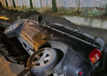 У Дніпрі автівка провалилася під землю: з’явилися деталі від постраждалої водійки