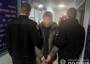 У Кривому Розі затримали чоловіка, який на очах 9-річної дитини вбив дружину