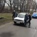 У Кам’янському посеред дороги двоє чоловіків побили літнього водія: мер міста відреагував на інцедент
