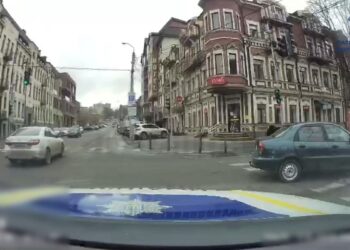 У Дніпрі водій ледь не збив пішохода на “зебрі” на очах у патрульних
