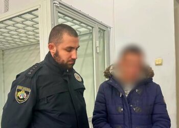 Чоловік прикинувшись волонтером пограбував пенсіонерку у Камʼянському