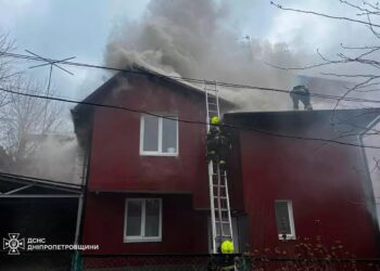 Палала двоповерхівка у центрі Дніпра: деталі та фото від ДСНС