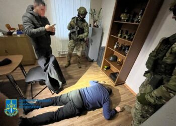 У Вільногірську затримали кримінального авторитета та двох депутатів, які вимагали долари у експосадовця