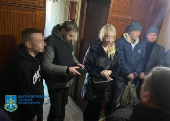 На Дніпропетровщині затримали жінку та двох підлітків, які підпалювали релейні шафи на залізниці
