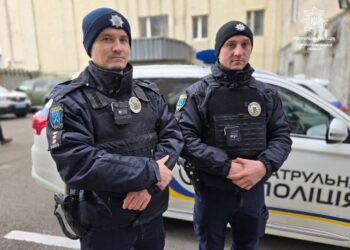 У поліції розповіли деталі про порятунок самогубці на Новому мосту (ВІДЕО)