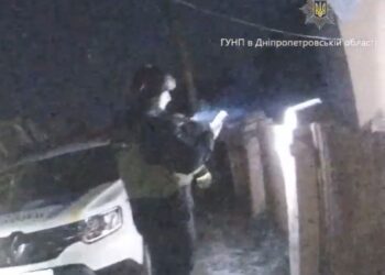 Поліцейські показали, як рятували матір з донькою, постраждалих під час обстрілу Нікополя (ВІДЕО)