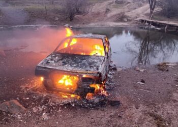 У Кривому Розі вщент згоріло авто, водій якого намагався переїхати річку