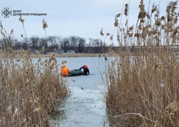 У Кривому Розі надзвичайники врятували чоловіка, який опинився у крижаній воді
