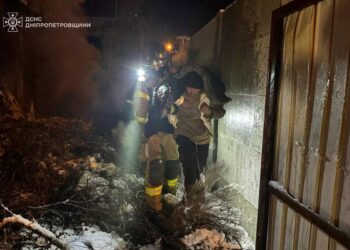 У Дніпрі на пожежі у покинутій будівлі постраждали двоє безхатченків