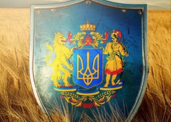 У транспорті Дніпра з’явилися патріотичні листівки до Дня Державного Герба