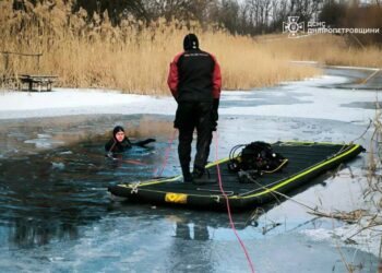 Водолази дістали з води тіло загиблого чоловіка, якого не вдалося розшукати вчора на Синельниківщині