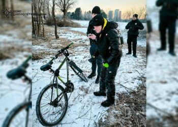 На Монастирському острові врятували чоловіка, який на велосипеді провалився під кригу