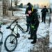На Монастирському острові врятували чоловіка, який на велосипеді провалився під кригу