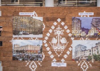 До третьої річниці повномасштабного вторгнення у центрі Дніпра показали виставку світлин про наслідки війни