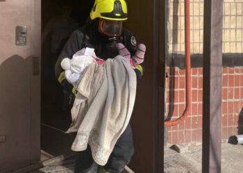 Врятували маленьку дитину на масштабній пожежі у Дніпрі