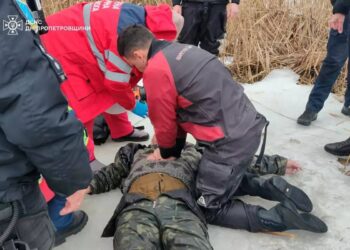 Трагедія на водоймі: у Дніпрі загинув рибалка, який провалився під кригу