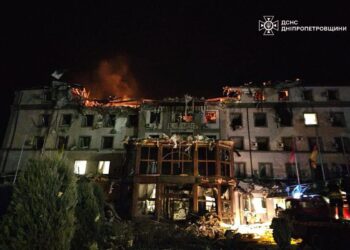 Ворог вдарив ракетою по готелю у Кривому Розі: є загиблий та поранені