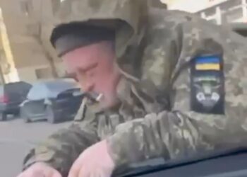 У Дніпрі військовий опинився на капоті Tesla: у ТЦК розповіли, що сталося