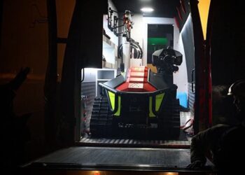 Рятувальник-робот допоміг надзвичайникам Дніпра здолати масштабну пожежу після ракетної атаки