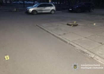 У Кам’янському посеред вулиці чоловік стріляв з автомата Калашникова