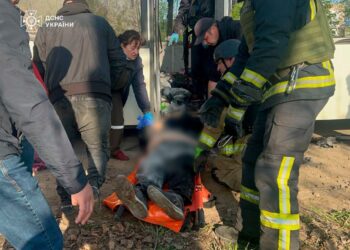 Ворог вдарив дроном-камікадзе по автобусу з працівниками підприємства у Марганці: є загиблі та поранені