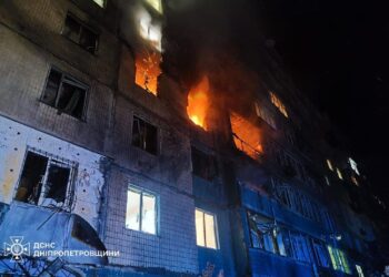 У Кам’янському “шахед” влучив у багатоповерхівку: є жертви