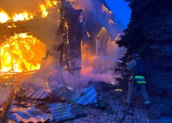 На Нікопольщині сталася пожежа та зруйновано будинки внаслідок ворожих обстрілів