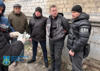 У Дніпрі поліцейський піде під суд за хабар