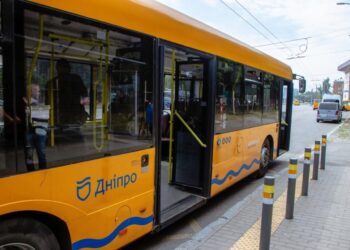 До уваги пасажирів: змінили рух два автобуси у Дніпрі