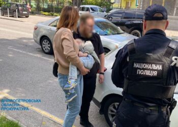 Засудили до 8 років дніпрянку, яка продала власну дитину