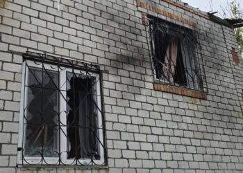 Пошкоджений приватний будинок та інфраструктура внаслідок обстрілів Нікопольщини