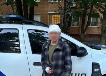 У Самарі поліцейські допомогли літній жінці, яка травмувалась на зупинці