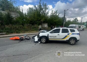 У Дніпрі сталася ДТП за участі авто поліцейських та неповнолітнього мотоцикліста