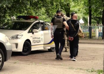 Куля застрягла у нозі: у дворі багатоповерхівки у Кривому Розі було поранено дитину