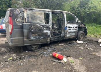 Окупанти поцілили дроном   в авто волонтерів у Межовій: є поранені
