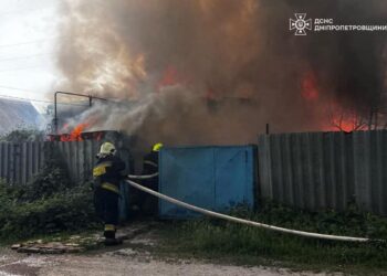 Двох малюків винесли з палаючої оселі у Дніпрі: діти у лікарні